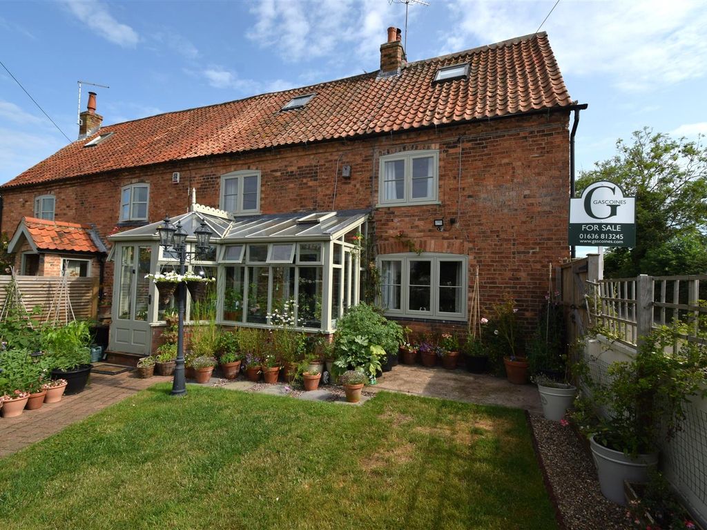 4 bed semidetached house for sale in Parkins Row, Caunton, Newark