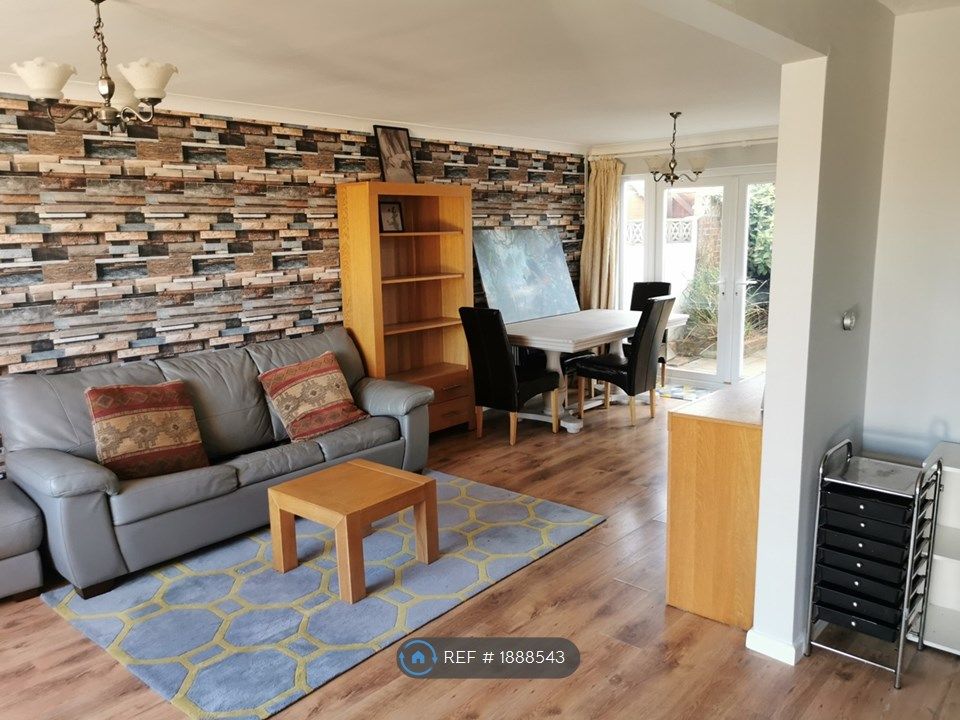 4 bed end terrace house to rent in West Bay Crescent, Weymouth DT4, £