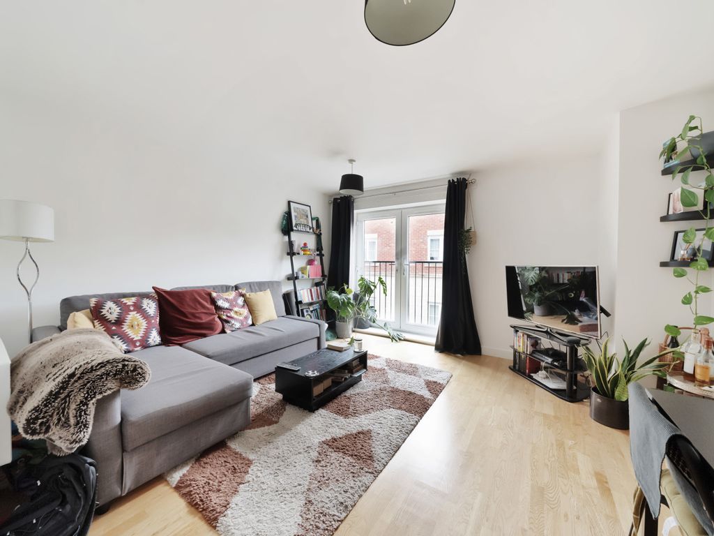 1 bed flat for sale in Rosemount Avenue, West Byfleet, Surrey KT14, £