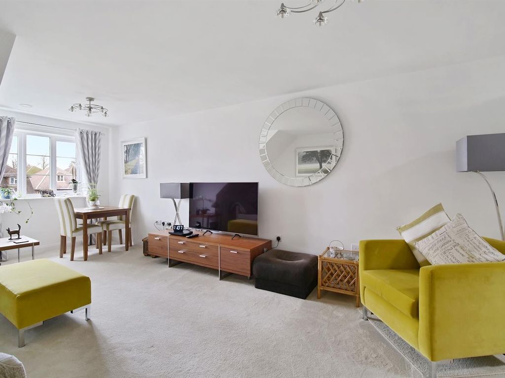 2 bed flat for sale in Addington Road, Selsdon, South Croydon CR2, £