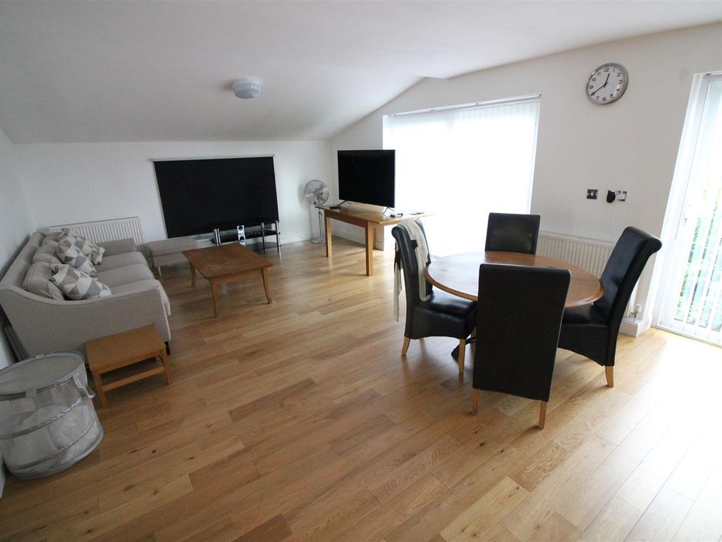 Room to rent in Chertsey Bridge Road, Chertsey KT16, £625 pcm Zoopla