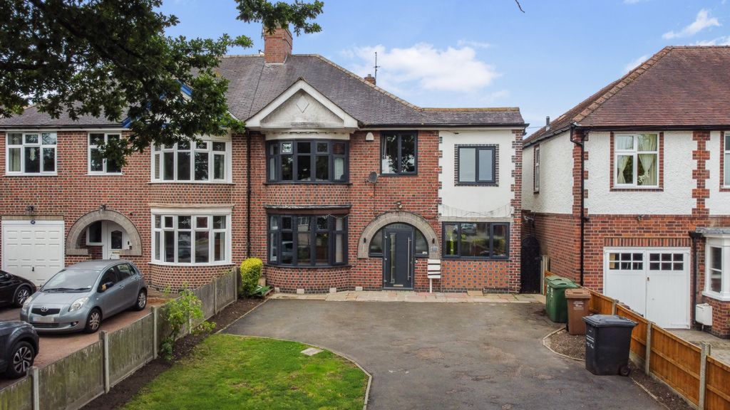 6 bed semidetached house for sale in Loughborough Road, Birstall LE4