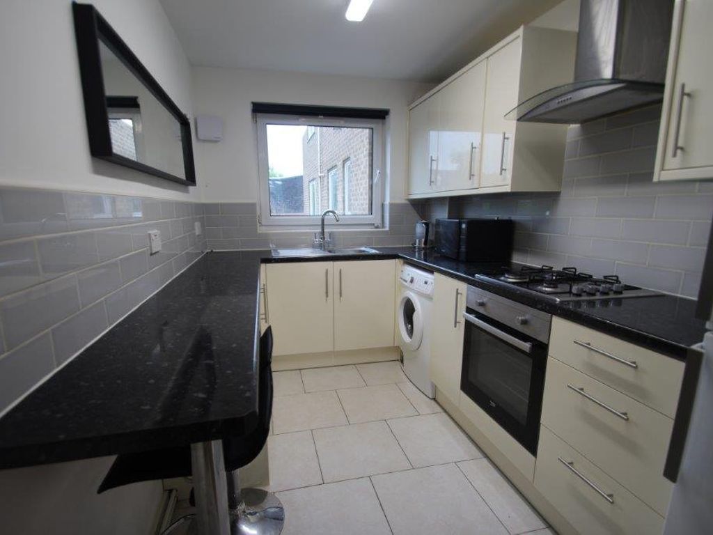 2 bed flat to rent in Lyndhurst Court, Stoneygate, Leicester LE2, £950 pcm Zoopla