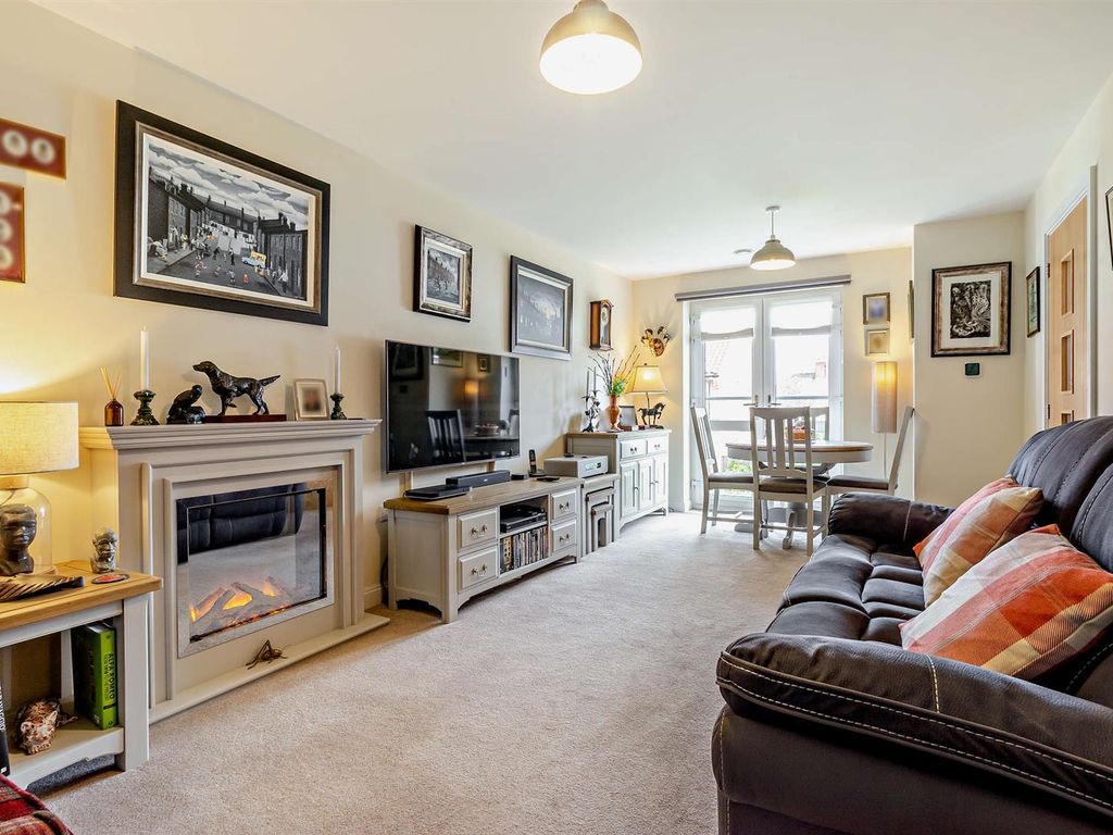 1 bed flat for sale in Tickhill Road, Bawtry, Doncaster DN10, £220,000