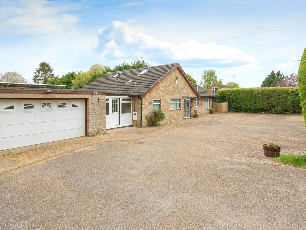 4 bed bungalow for sale in Hayes Road, Deanshanger, Milton Keynes MK19