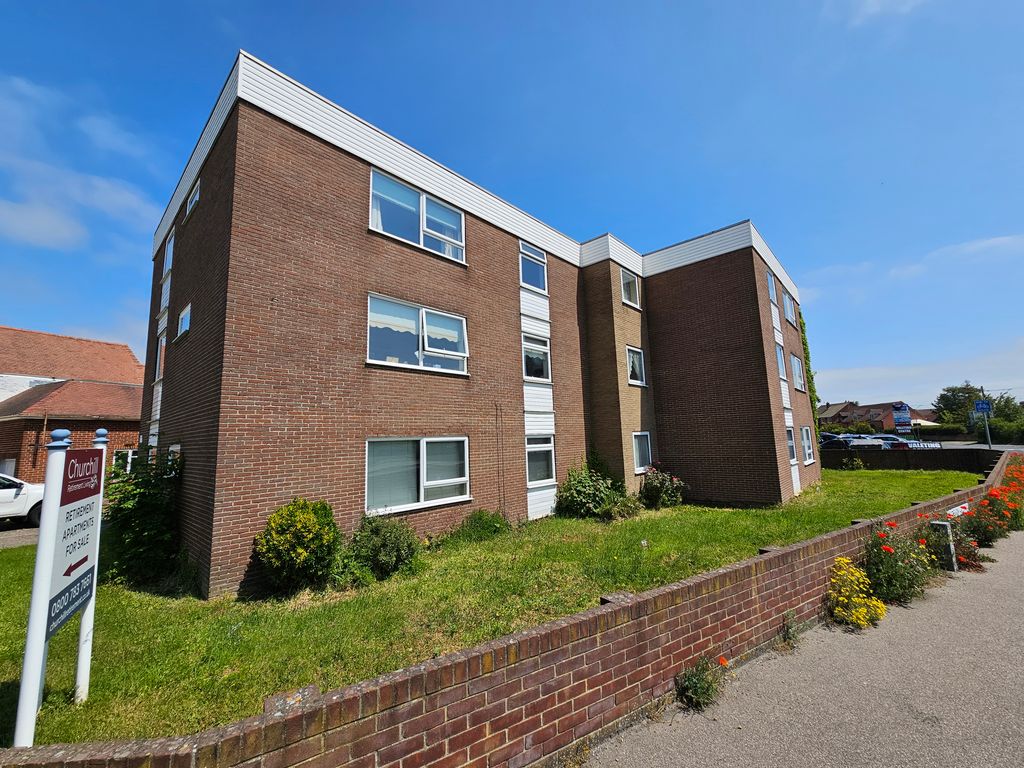 2 bed flat to rent in The Elms, Elm Tree Avenue, FrintonOnSea CO13