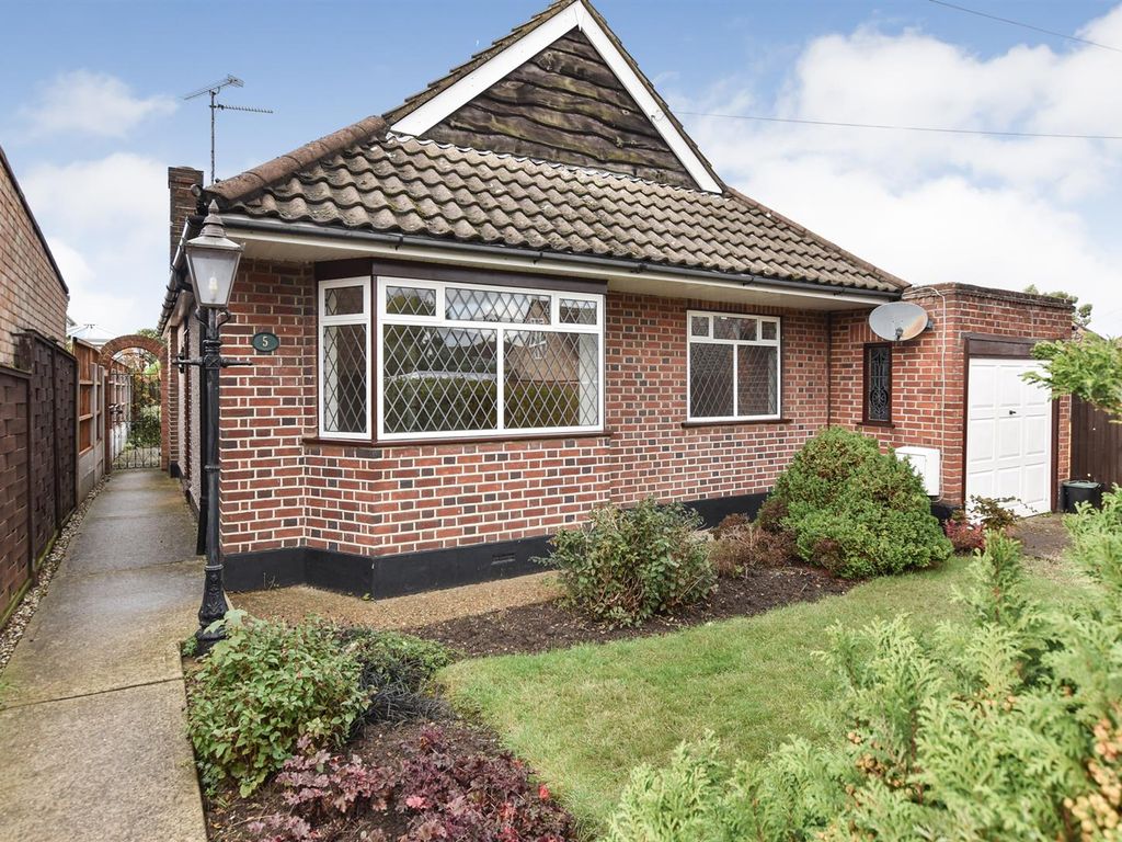 2 bed detached bungalow for sale in Princes Avenue, Benfleet SS7, £