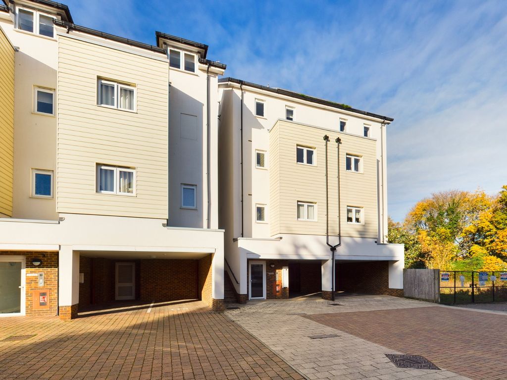 2 bed flat for sale in Pyle Close, Addlestone, Surrey KT15 Zoopla