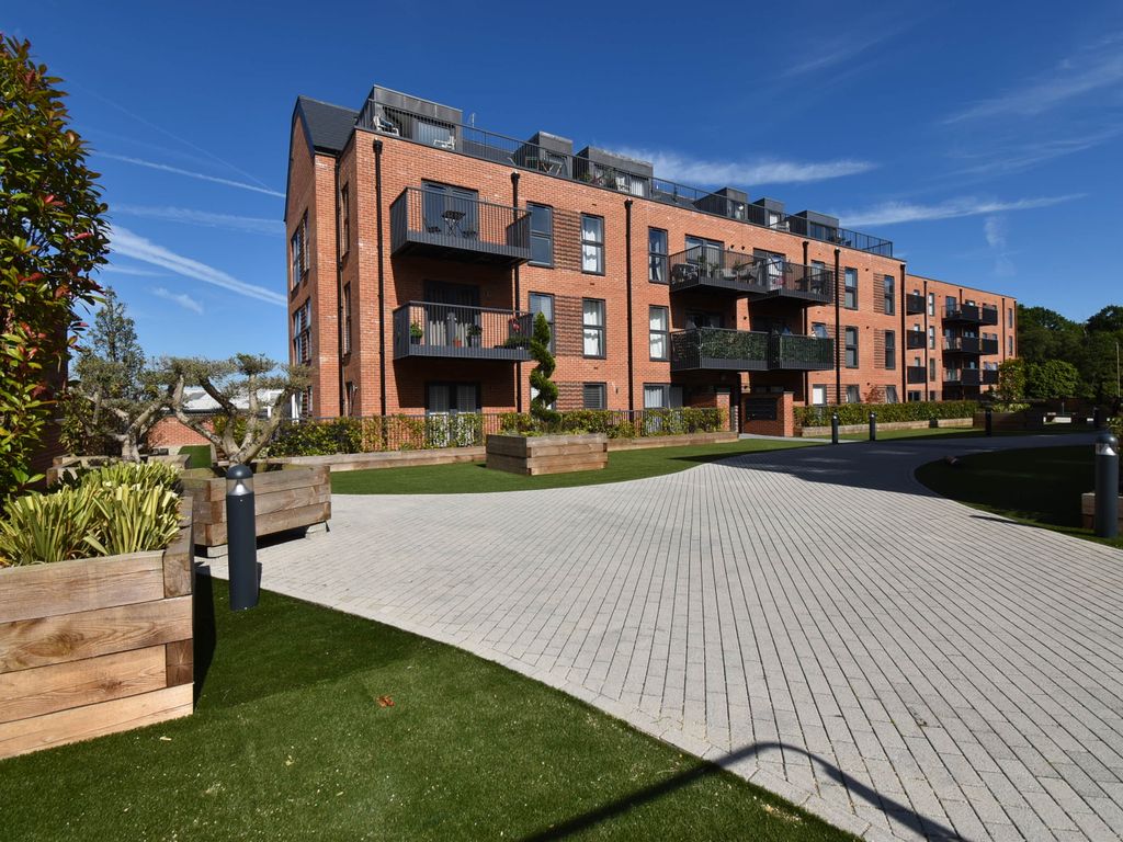 1 bed flat to rent in Station Road, Hook RG27, £1,200 pcm Zoopla