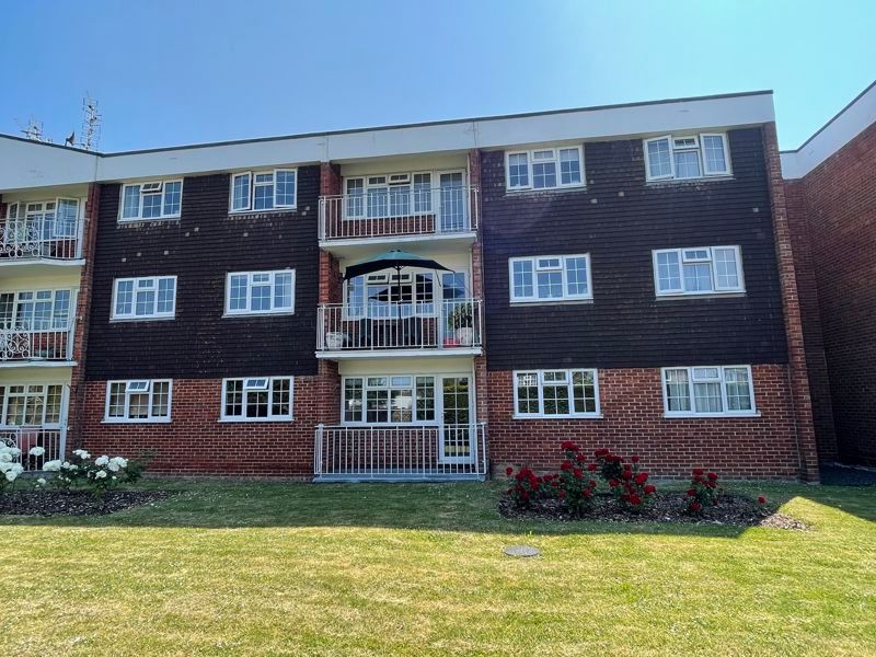 3 bed flat to rent in Mark Anthony Court, Hayling Island PO11, £1,150