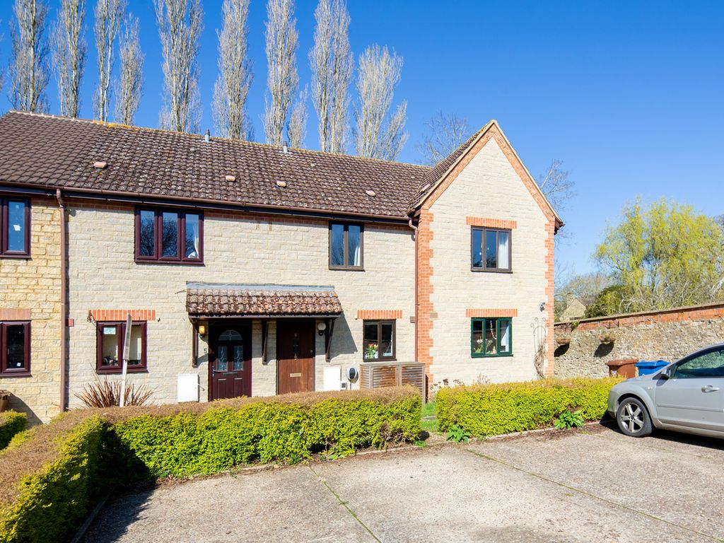 2 bed terraced house for sale in Forest Close, Launton, Bicester OX26