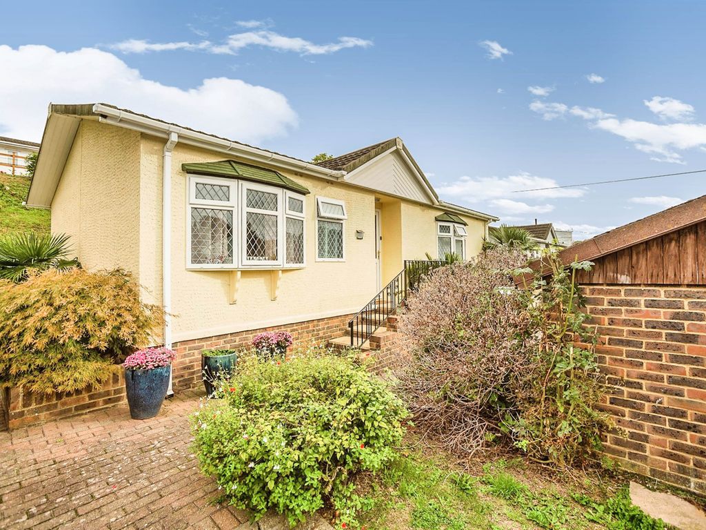 2 bed mobile/park home for sale in Farleigh Bridge, East Farleigh