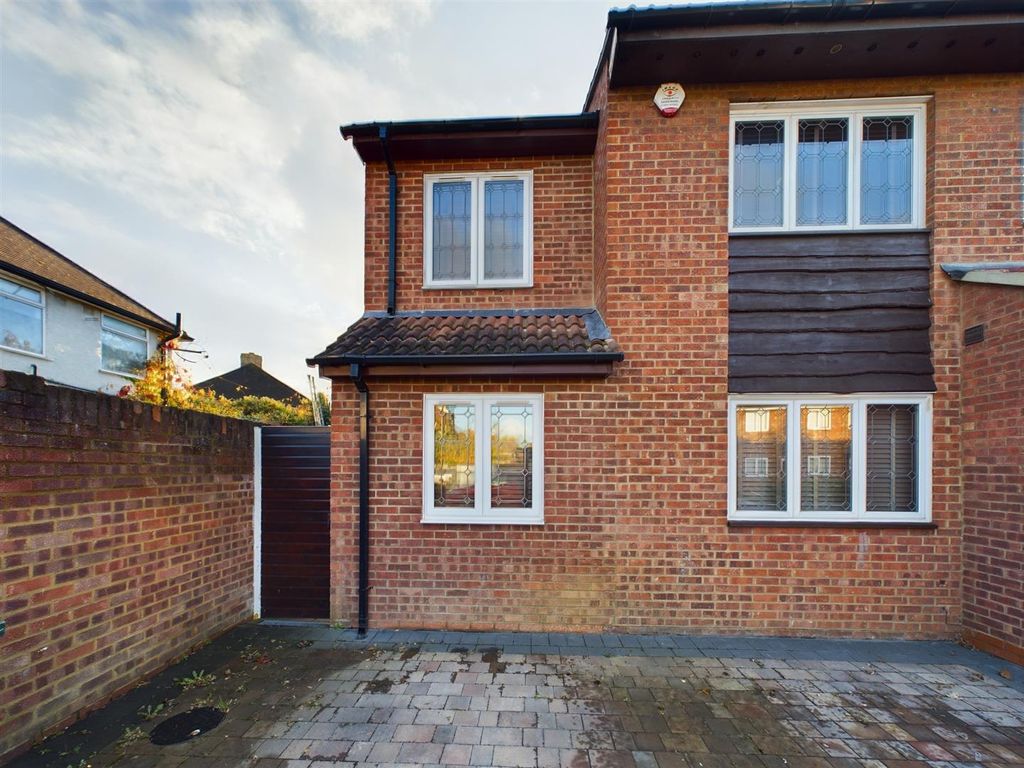 1 bed semidetached house to rent in Cranford Avenue, Stanwell, Staines