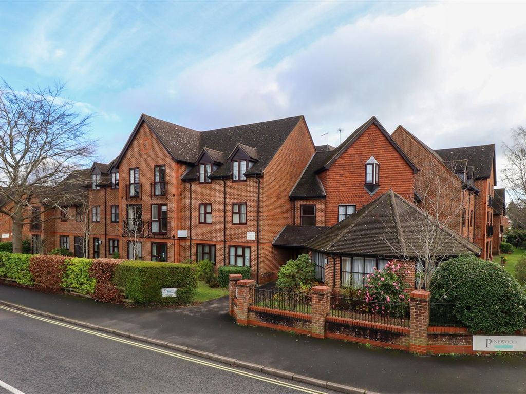 2 bed flat for sale in Pinewood Court, Fleet GU51, £120,000 Zoopla