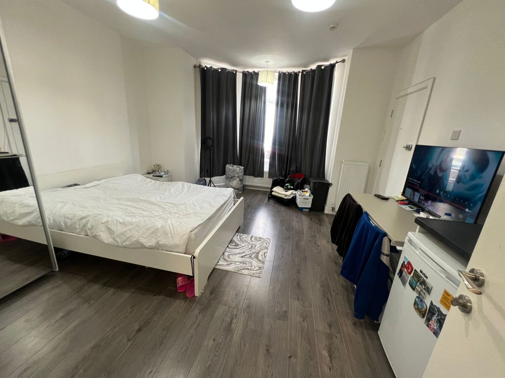 Room to rent in Leamington Gardens, Ilford IG3, £1,000 pcm Zoopla