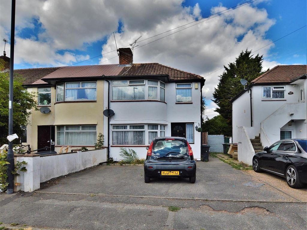 3 bed end terrace house for sale in Wiltshire Avenue, Farnham Royal