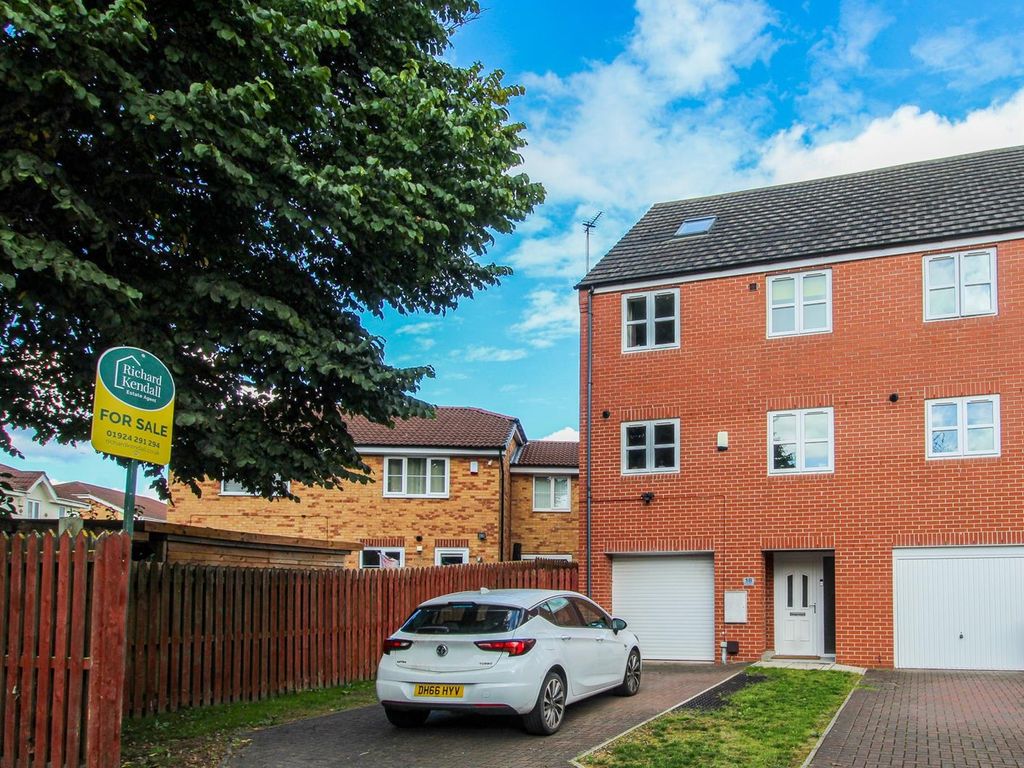 4 bed town house for sale in Moor Knoll Gardens, East Ardsley