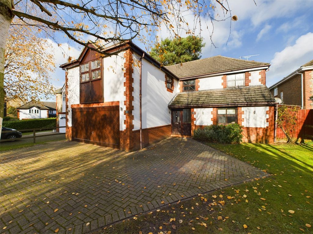 5 bed detached house for sale in Toogood Place, Warfield, Bracknell