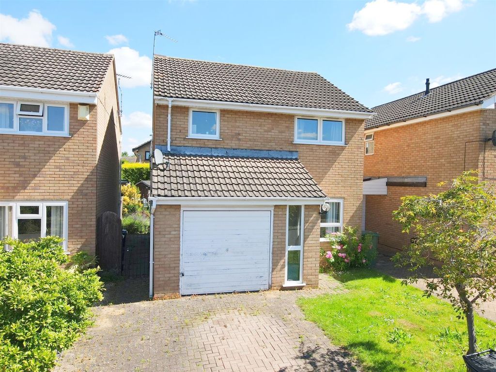 3 bed detached house for sale in The Hedgerows, Furzton, Milton Keynes
