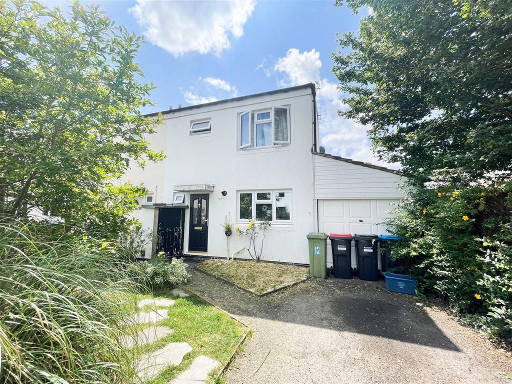 4 bed semidetached house to rent in Kersey, Stantonbury, Milton Keynes