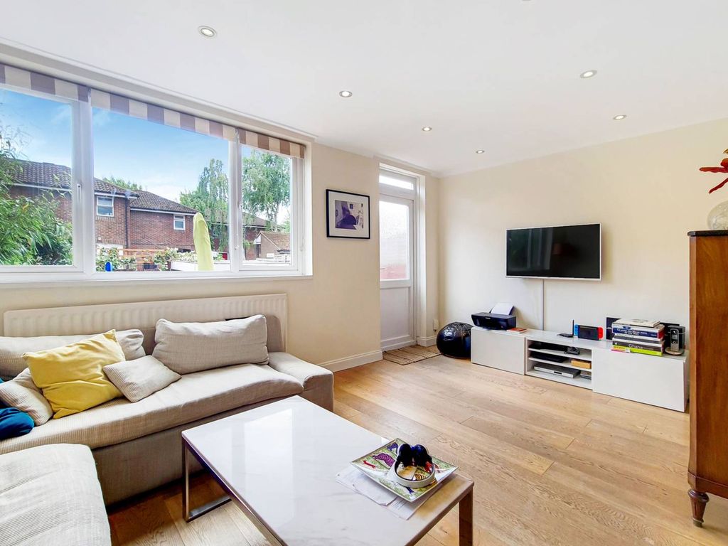 3 bed property to rent in Radcliffe Path, Battersea, London SW8, £2,800 pcm Zoopla