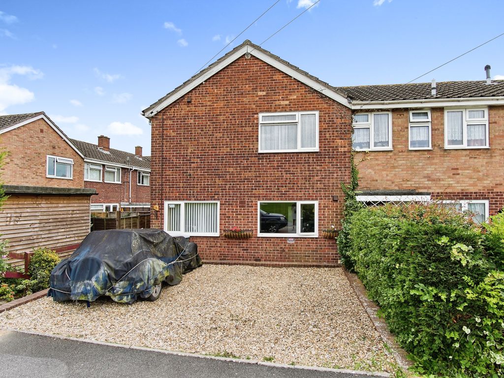 3 bed end terrace house for sale in Wroxall Close, Cowes PO31, £250,000