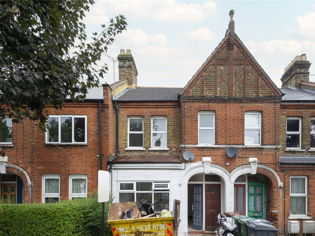 3 bed flat for sale in Warner Road, Walthamstow, London E17, £525,000