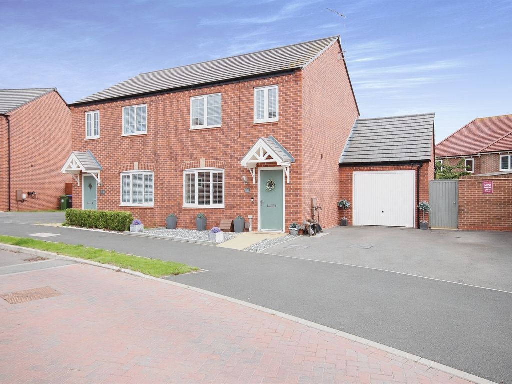 3 bed semidetached house for sale in Palmer Crescent, Warwick CV34, £
