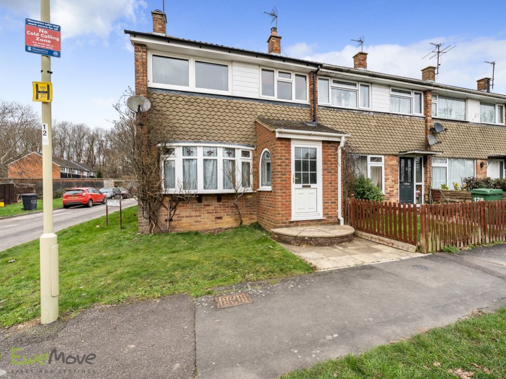 3 bed end terrace house for sale in Stephens Road, Tadley, Hampshire