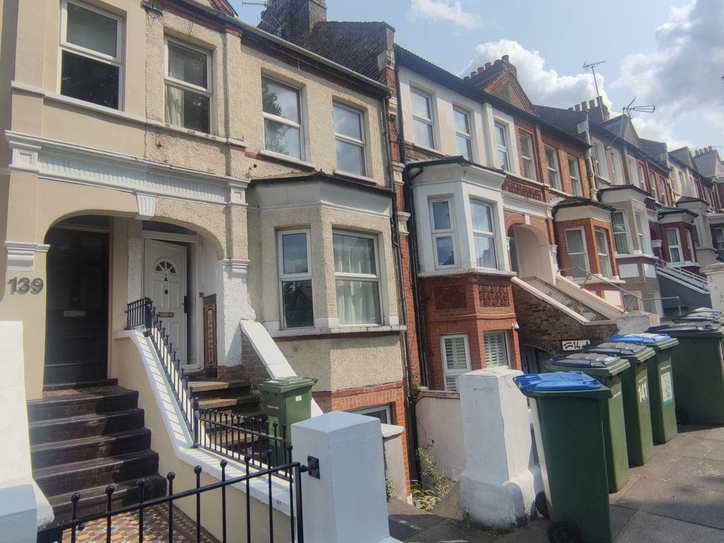 3 bed for sale in Griffin Road, Plumstead SE18, £350,000