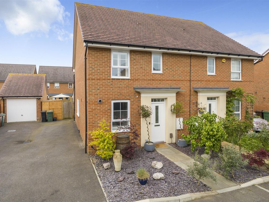 3 bed semidetached house for sale in Bunyard Way, Allington, Maidstone