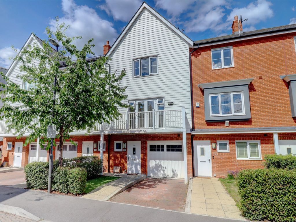 3 bed terraced house for sale in Greenwich Drive, High Buckinghamshire HP11 Zoopla
