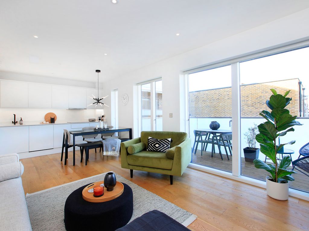 2 bed flat for sale in Cavendish Road, Clapham South, London SW12, £