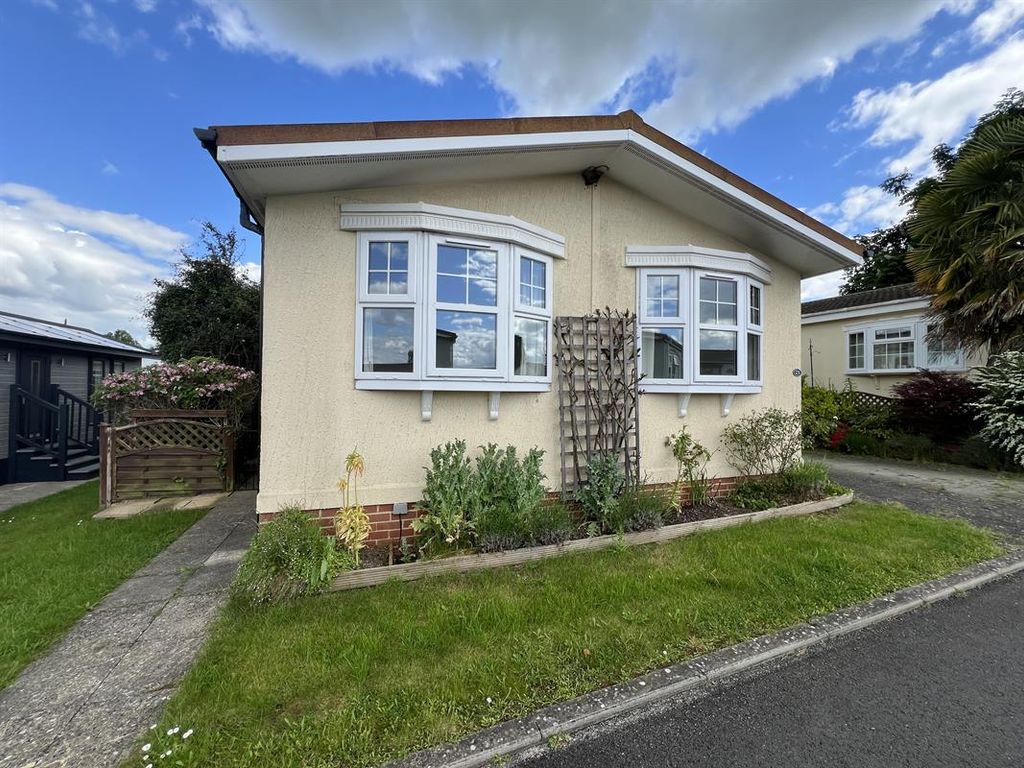 2 bed mobile/park home for sale in Cotswold Manor Country Park