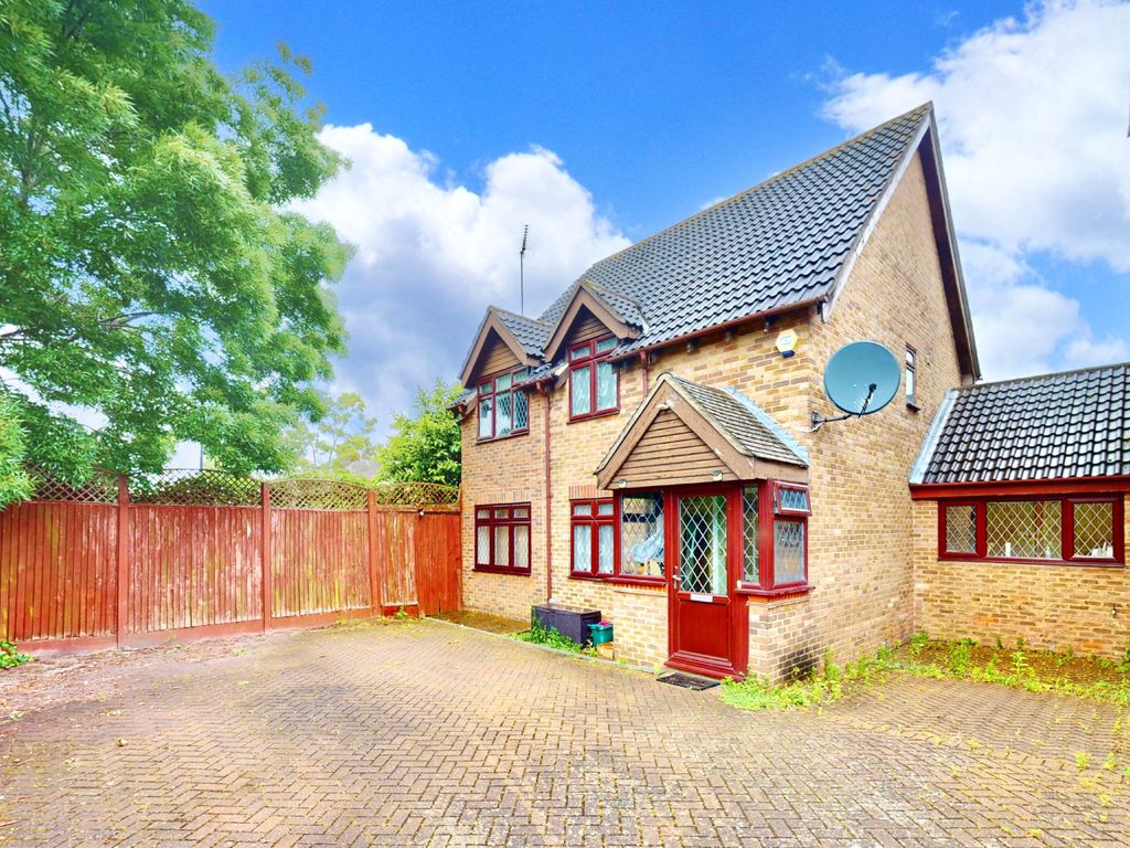 5 bed link detached house for sale in Telford Way, Hayes UB4, £700,000