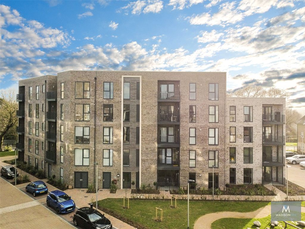 2 bed flat to rent in Borders Lane, Loughton, Essex IG10, £2,100 pcm