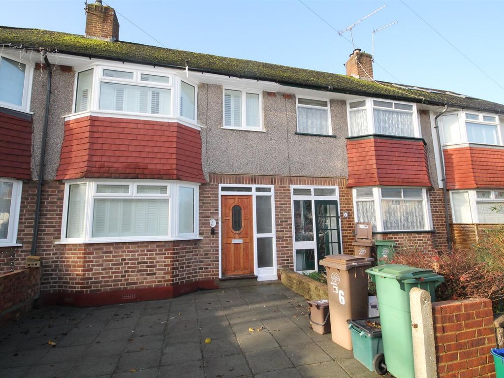 3 bed terraced house to rent in Ansell Grove, Carshalton SM5, £2,000