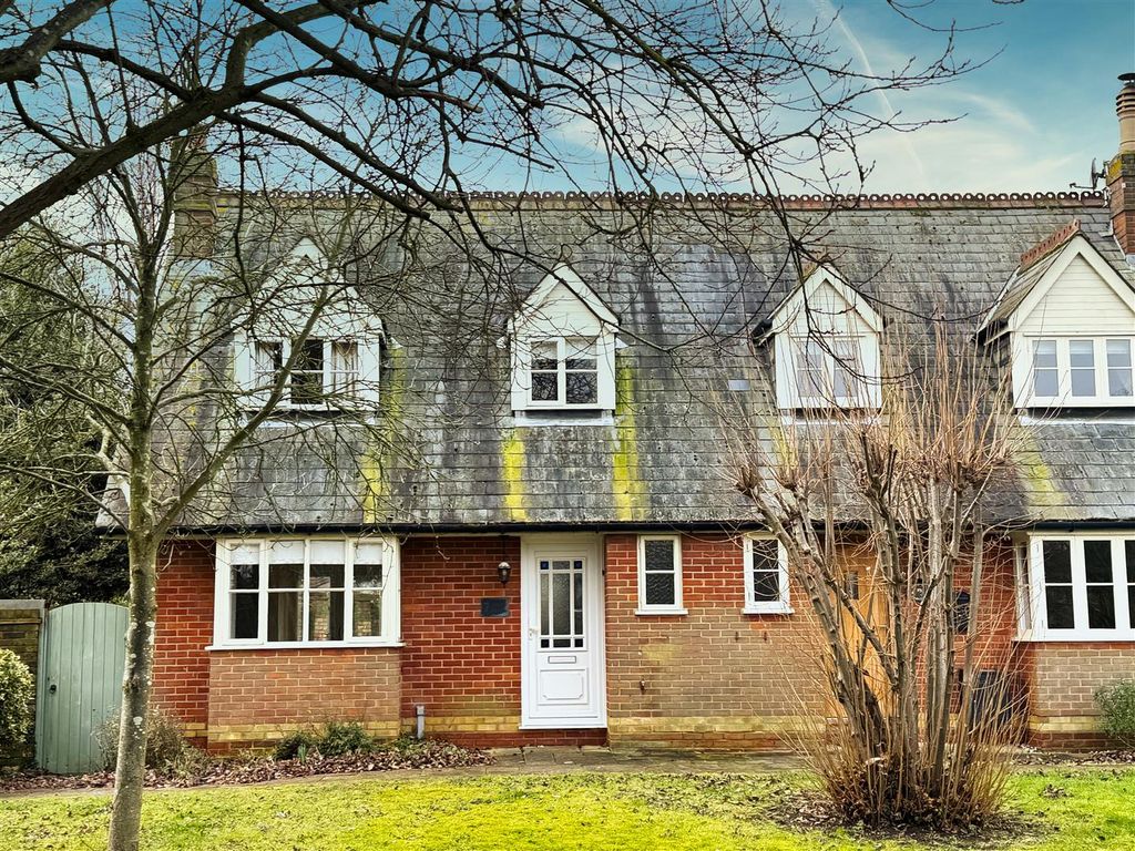 2 bed semidetached house to rent in Barn Close, Borden, Sittingbourne