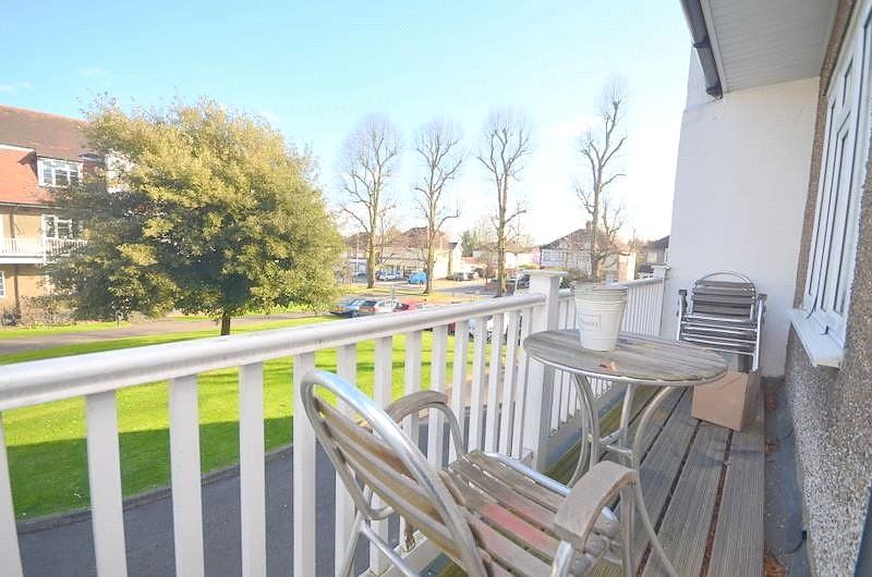 2 bed flat to rent in Upminster Road, Hornchurch RM11, £1,600 pcm Zoopla