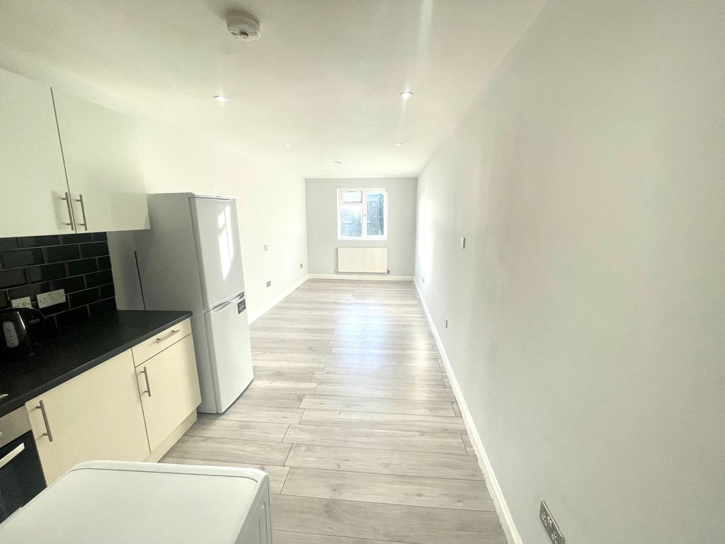 Studio to rent in High Road, Tottenham, London N17, £1,300 pcm Zoopla
