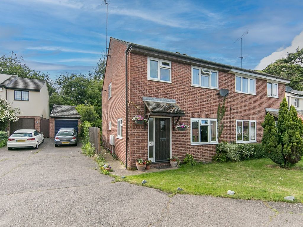 3 bed semidetached house for sale in Barr Close, Wivenhoe, Colchester
