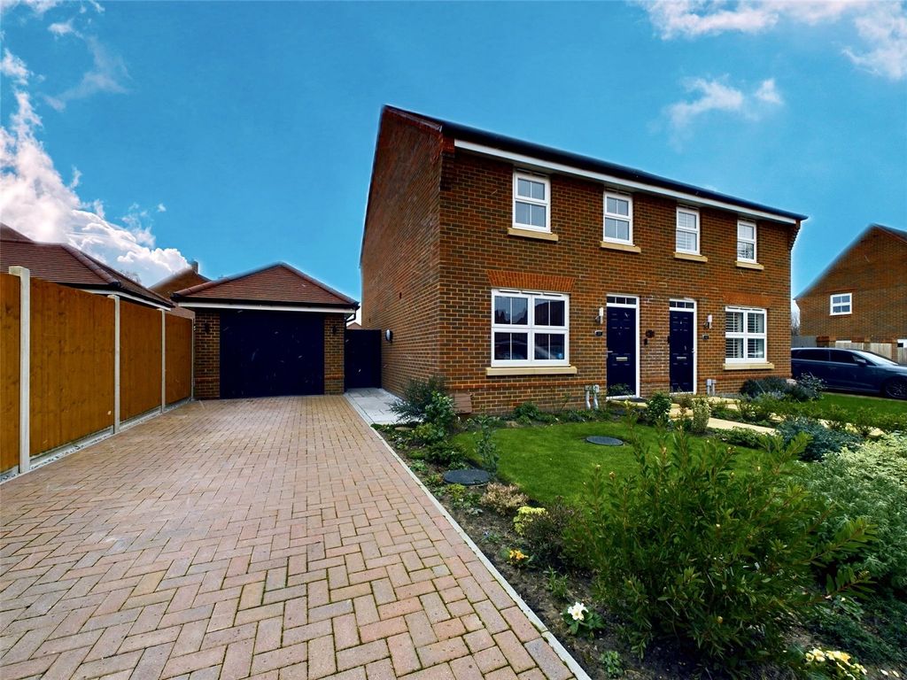 3 bed semidetached house for sale in Lennox Close, Tongham, Farnham