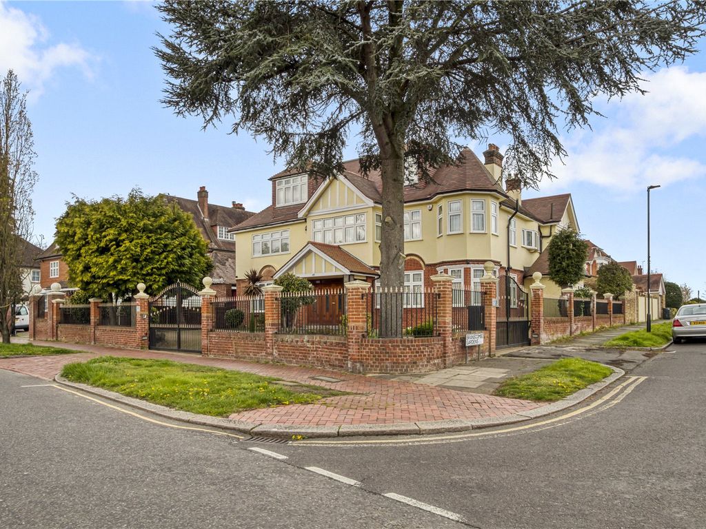 6 bed detached house for sale in Broad Walk, London N21, £3,550,000