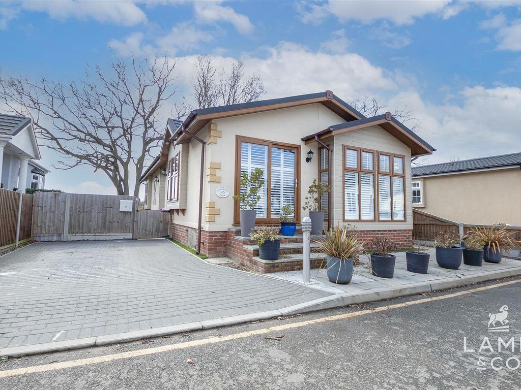 2 bed mobile/park home for sale in Clacton Road, Weeley, ClactonOnSea