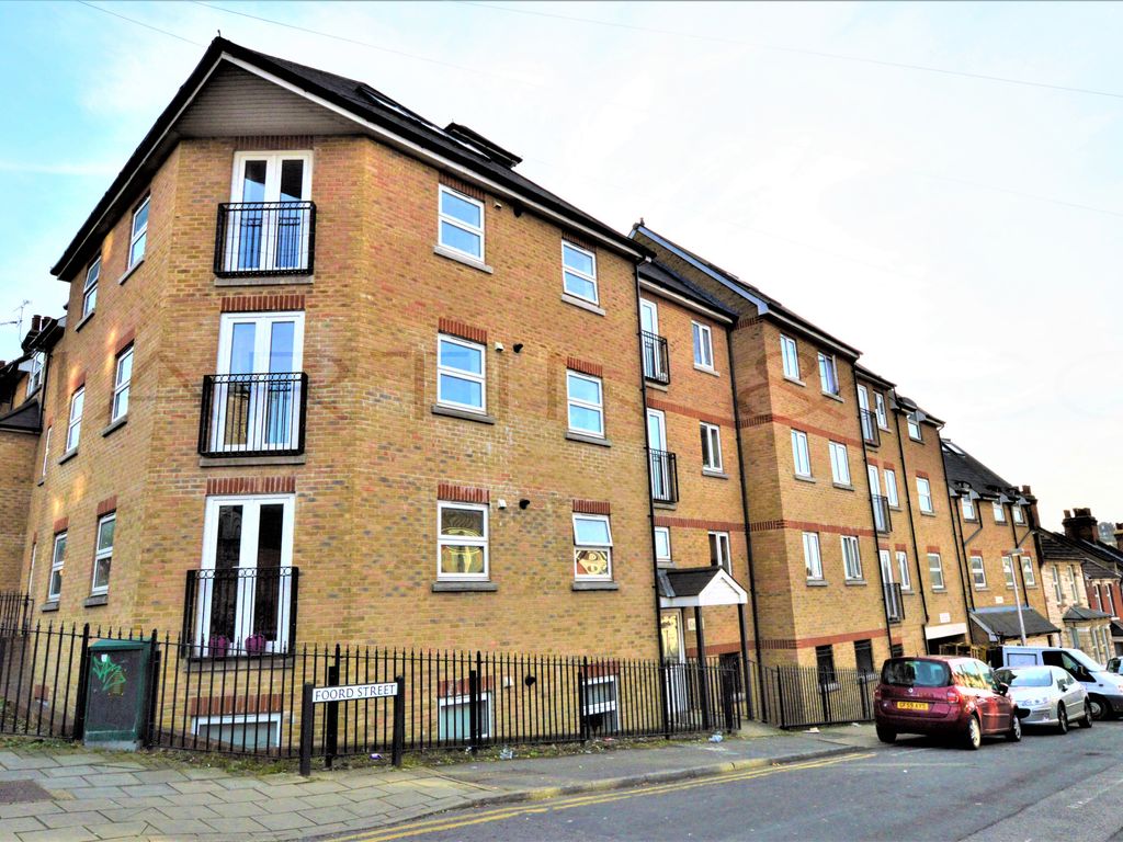 2 bed flat to rent in Foord Street, Rochester ME1 Zoopla