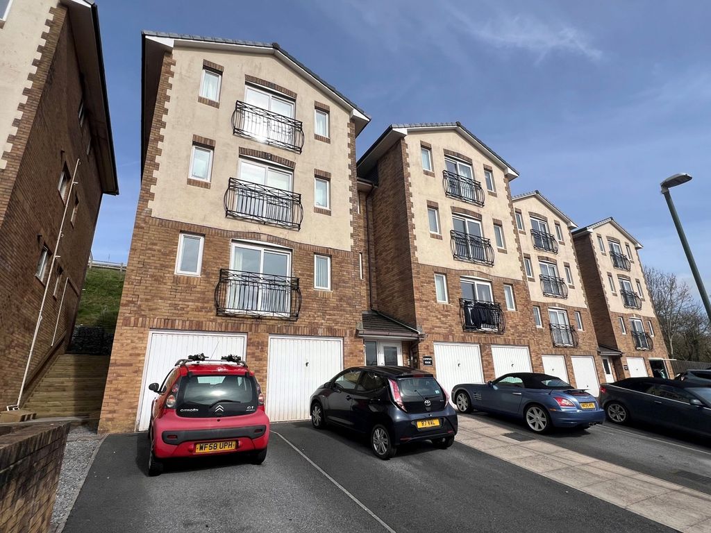 2 bed flat to rent in Trelissick Road, Paignton, Devon TQ3, £900 pcm