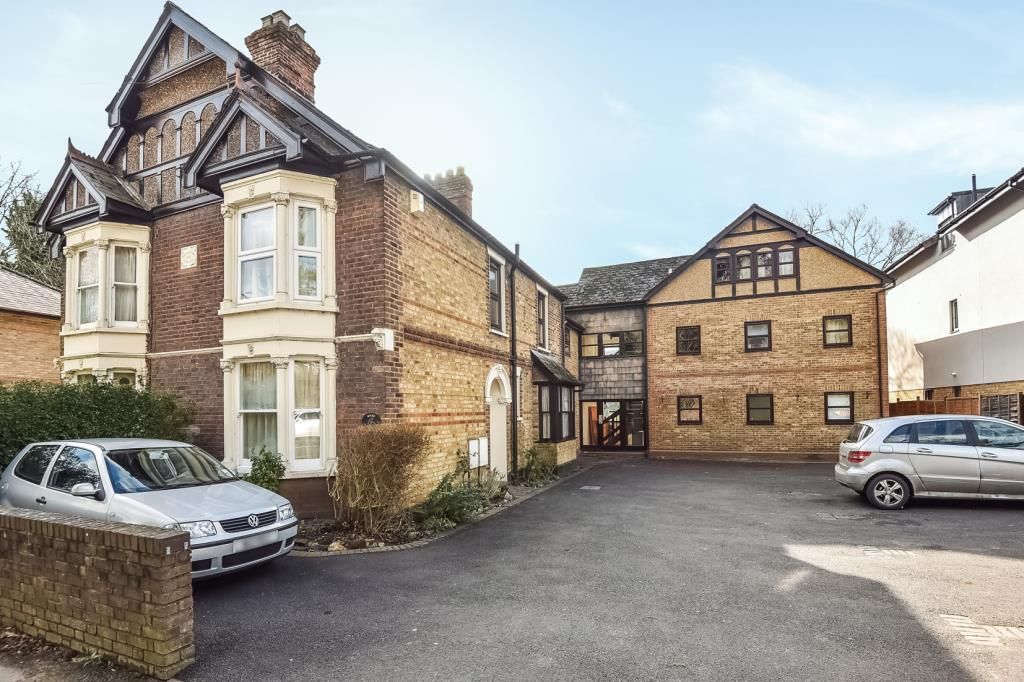 2 bed flat to rent in High Buckinghamshire HP11 Zoopla