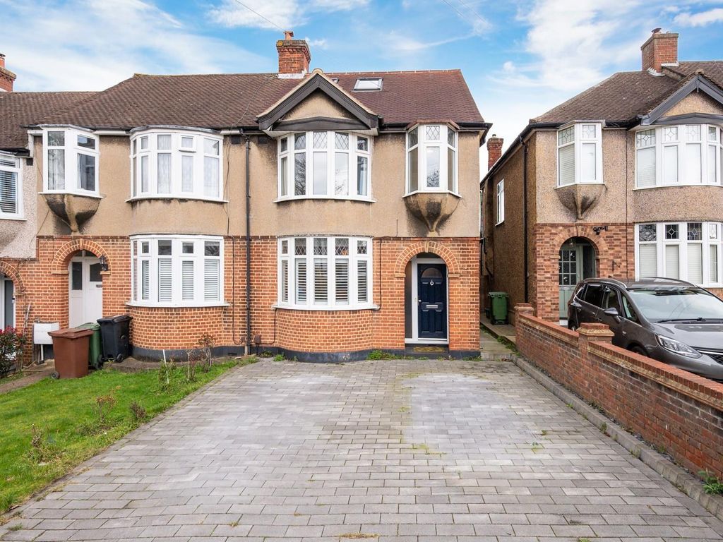 4 bed end terrace house for sale in Vale Road, Worcester Park KT4, £