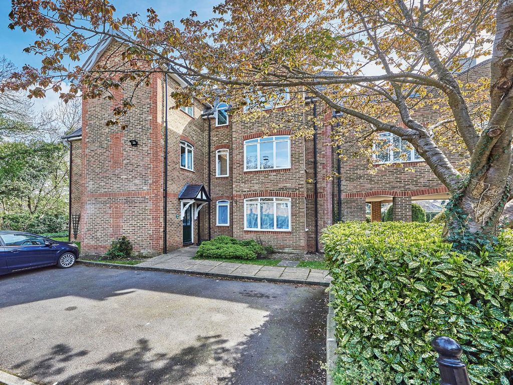 2 bed flat for sale in Latium Close, Holywell Hill, St. Albans