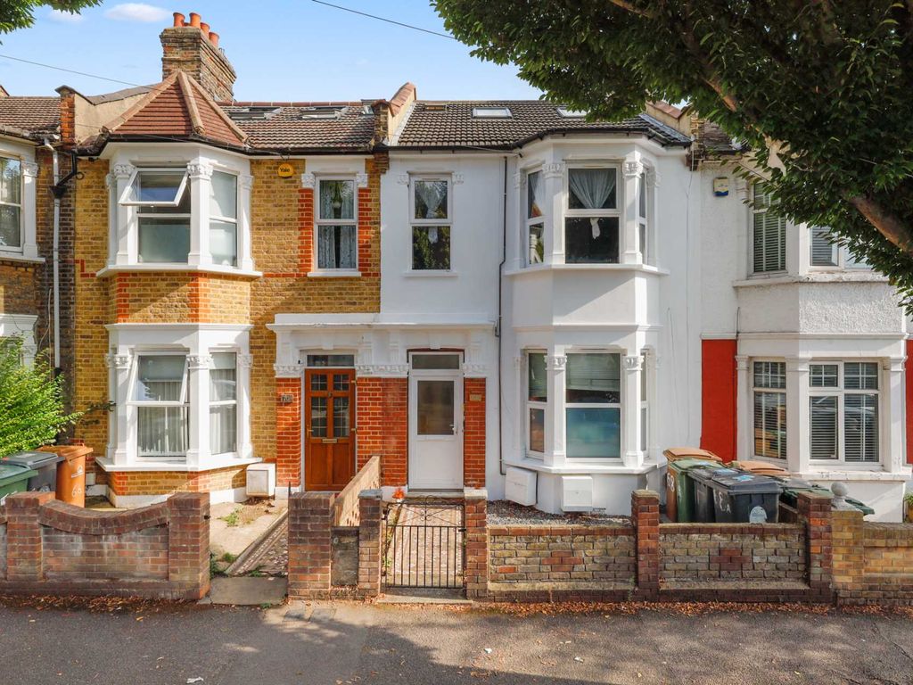 3 bed flat for sale in Chesterfield Road, Leyton, London E10, £375,000